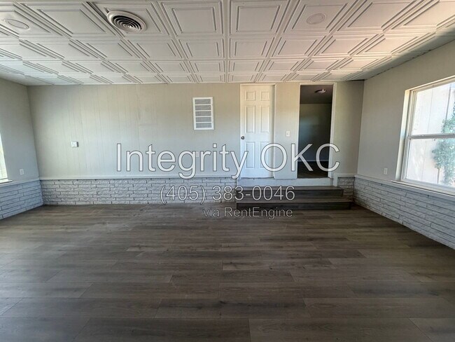 Building Photo - 5150 W Camp Dr