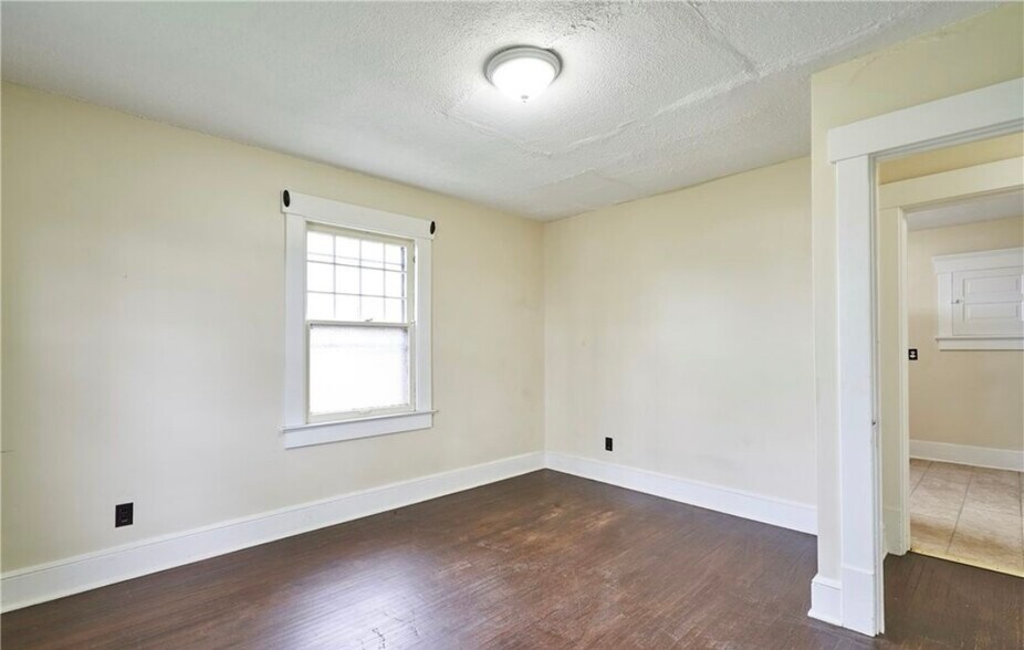Building Photo - 1725 Woodland Ave NW