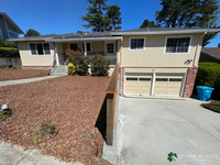 Building Photo - Large 4 Bedroom Home in Great Location in ...