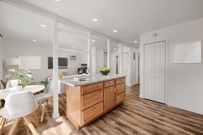 Building Photo - Move in ready unit on Fairway!