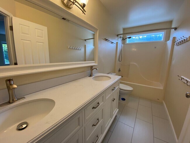 Building Photo - Beautiful 5 Bedroom Home!