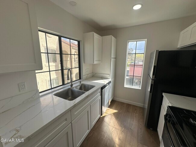 Building Photo - 2554 Olive Dr