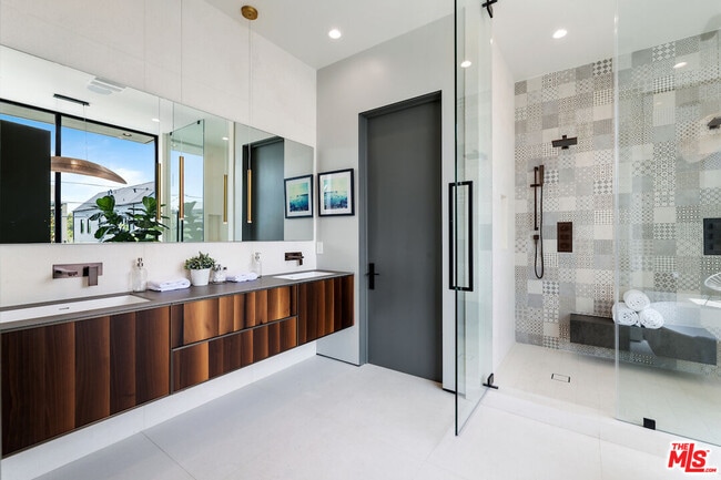 Building Photo - 434 Flores St