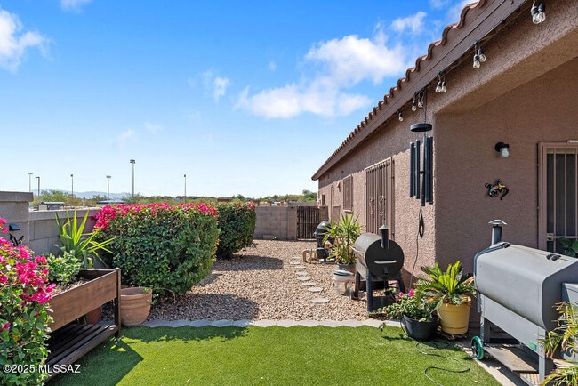 Building Photo - 7659 N Hemingway Pl
