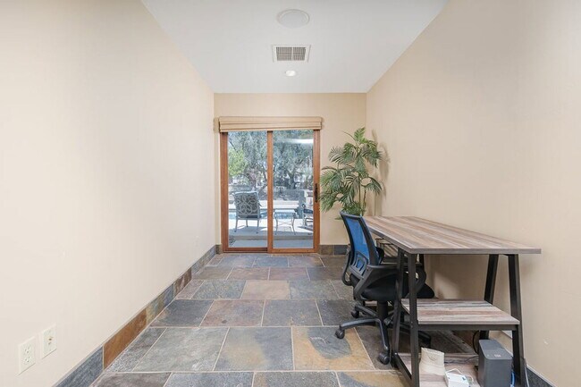 Building Photo - 4725 N Brookview Terrace