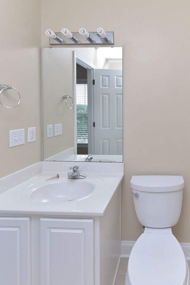 Building Photo - 2 Bedroom, 2.5 Bath in Hampton Forest- Mov...