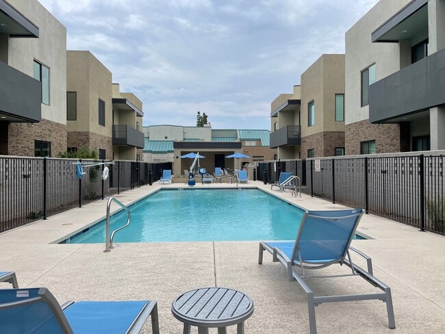 Building Photo - 901 S Smith Rd