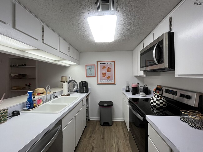 Building Photo - 2100 Santa Fe St