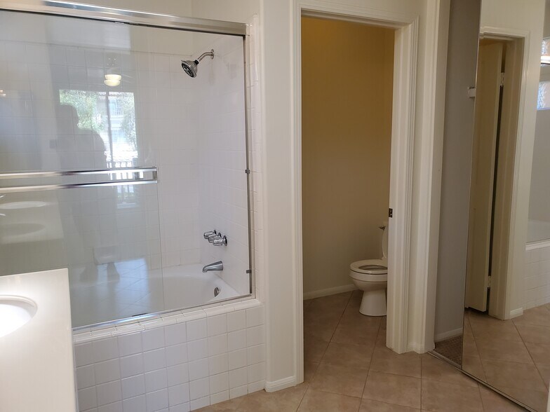 Building Photo - 2676 Dietrich Dr