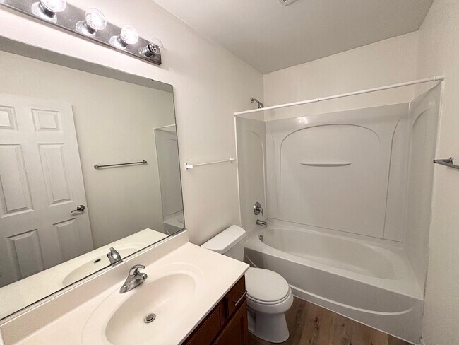 Building Photo - 652 Lincoln Station Dr