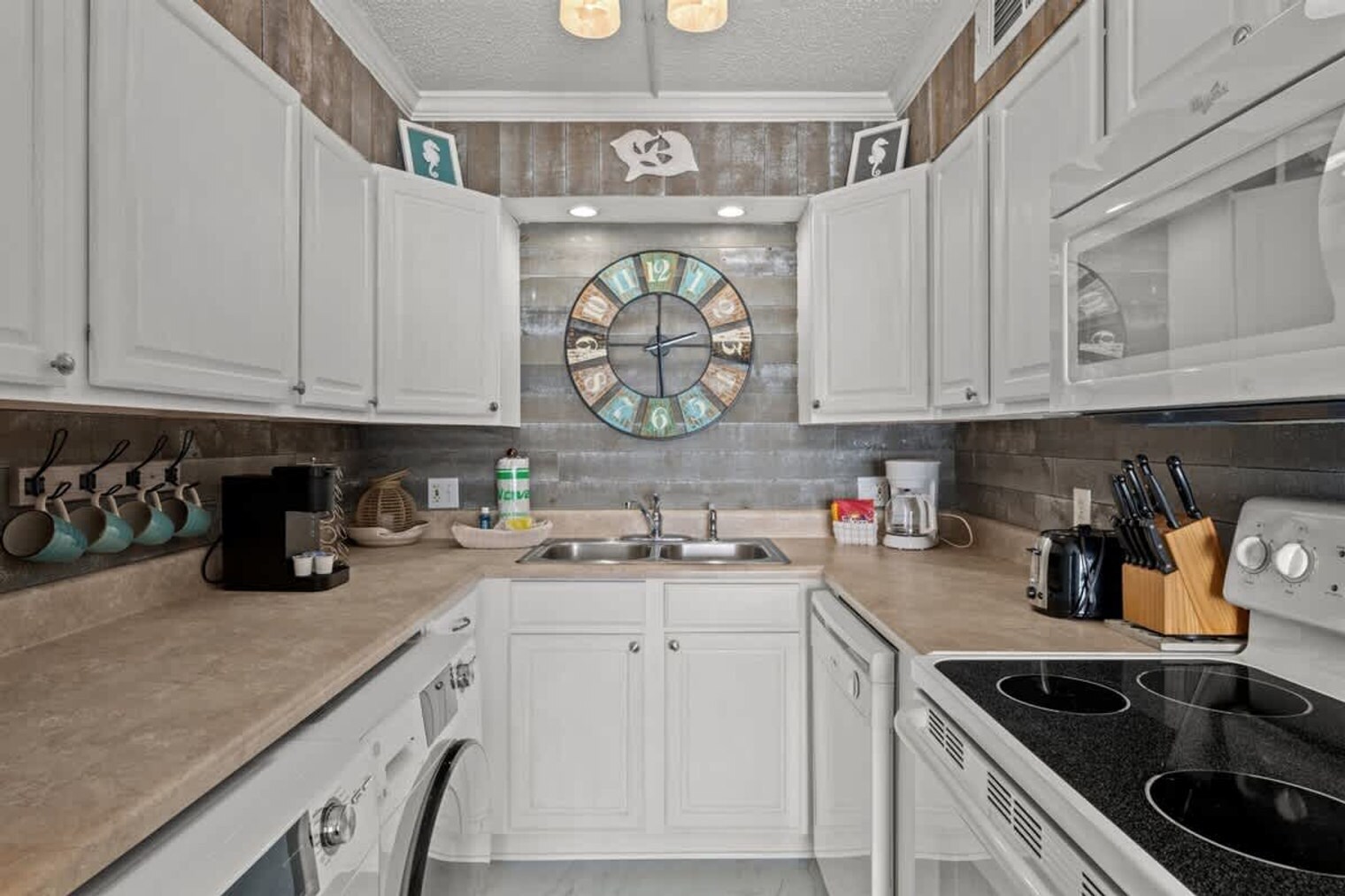 Building Photo - 8743 Thomas Dr