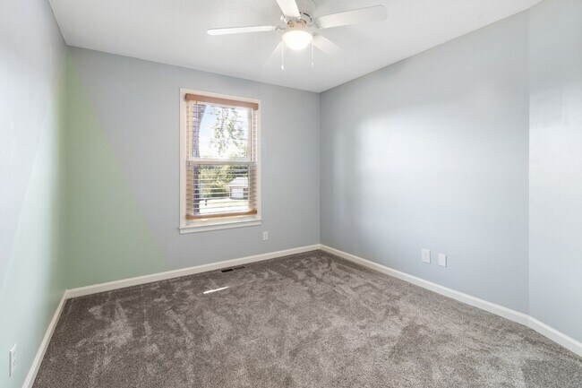 Building Photo - 737 W Creek Dr