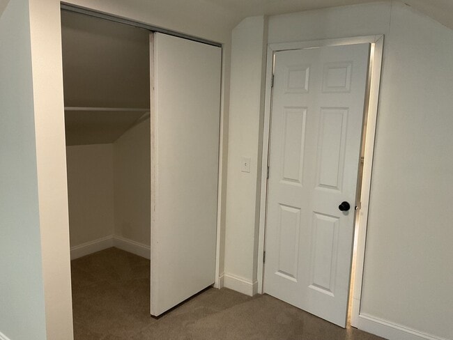 Building Photo - Beautifully Updated 4 BR/2 BA Upper-Level Duplex in Minneapolis with 2-Car Garage!