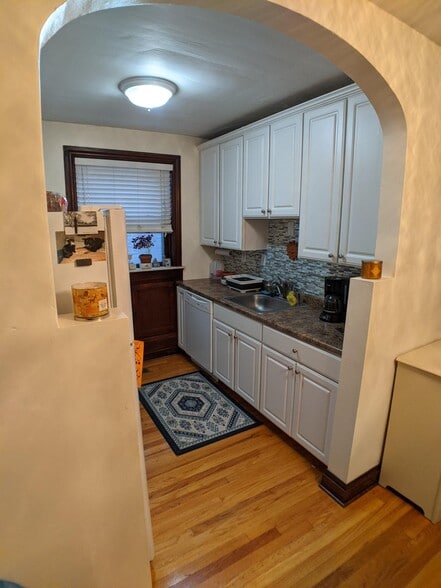 Kitchen - Sink & dishwasher - 6633 Alamo Avenue
