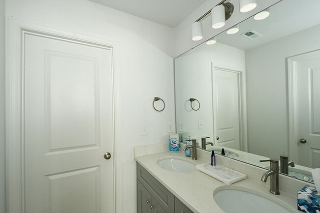 Building Photo - 2046 McDonald Dr