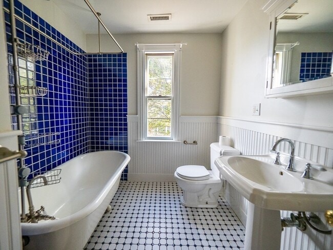 Building Photo - 12 Adella Pl