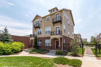 Building Photo - Downtown Living with Style & Views!