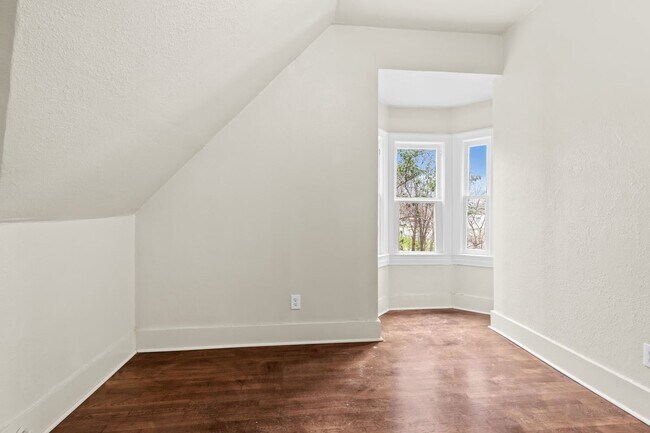 Building Photo - 1618 W Kings Hwy