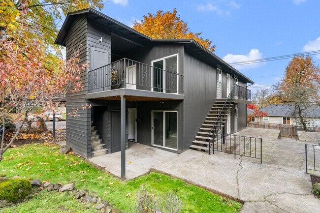 Building Photo - Charming, newly renovated West Linn apartment