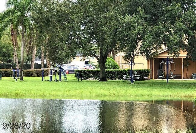 Building Photo - Spacious 2/2 Condo Located in the Gated Community of Hawthorne Village - Orlando!