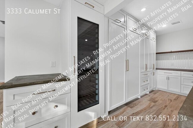 Building Photo - 3333 Calumet St