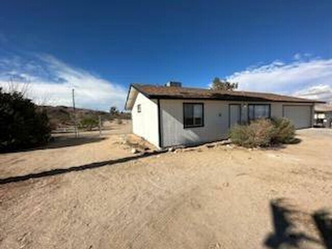 Building Photo - Well-maintained 2-bedroom, 1-bath home located near the 29 Palms Marine Base and Tortoise Rock Ca...