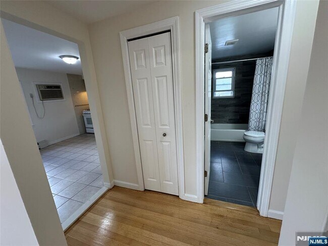 Building Photo - 368 New St