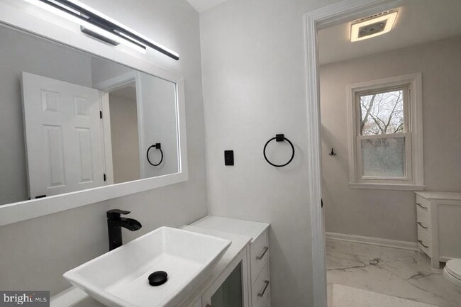 Building Photo - 1744 Lockerbie Ln