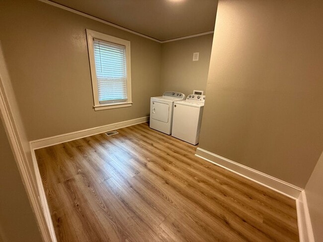 Building Photo - CHARMING COTTAGE IN NORMALTOWN AVAILABLE AUGUST 2026!