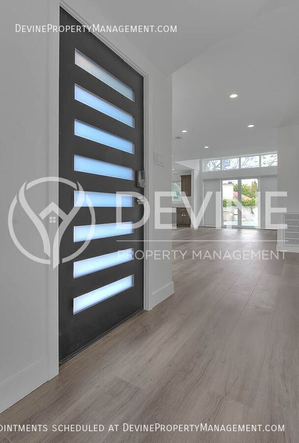 Building Photo - 3026 Greenfield Ave