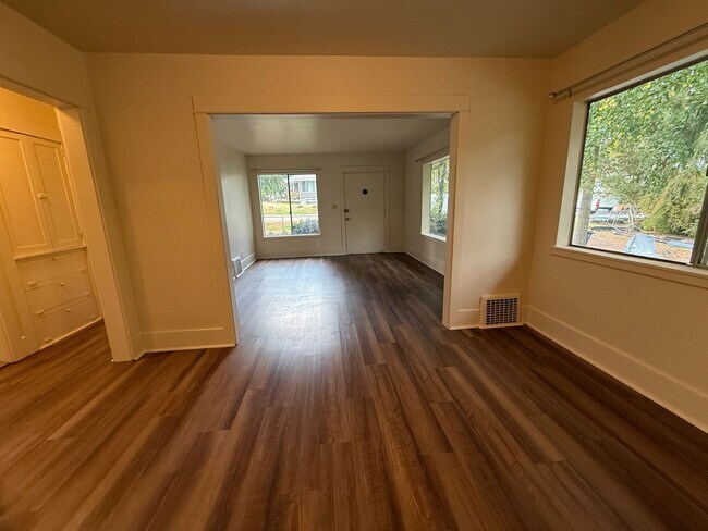 Building Photo - Lovely and Warm Home in Edmonds Available Now