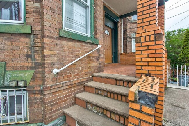Building Photo - 1115 28th St