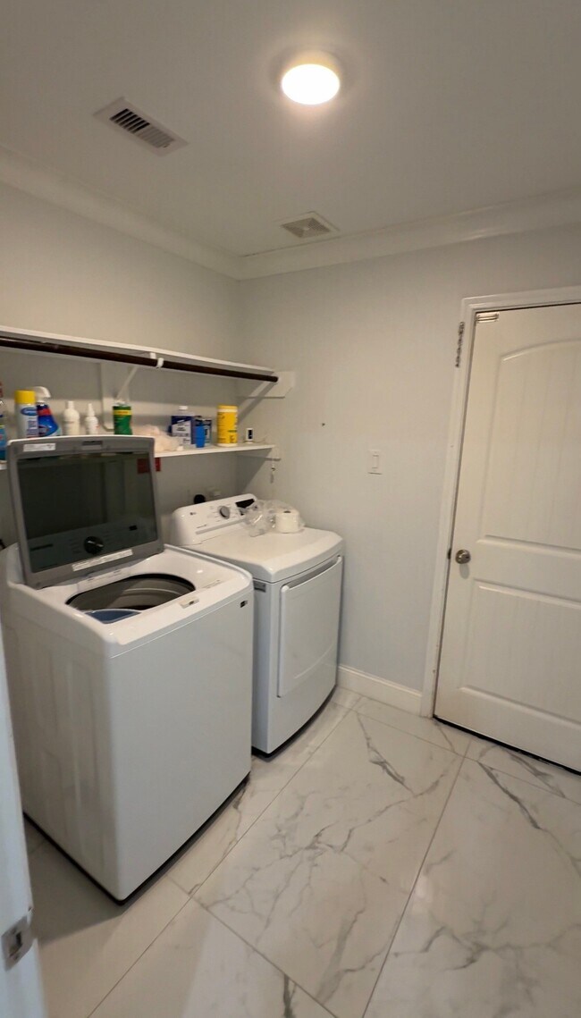 Building Photo - 1610 City Nights Wy