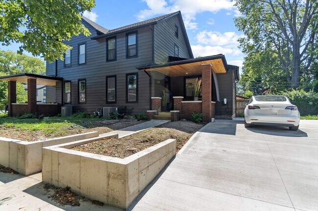 Building Photo - Renovated Historic Townhome — 2BR, 1,000 Sq Ft, West Central