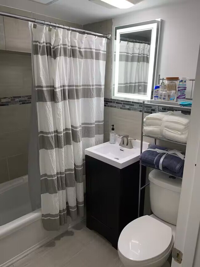 Building Photo - 3600 S Giles Ave