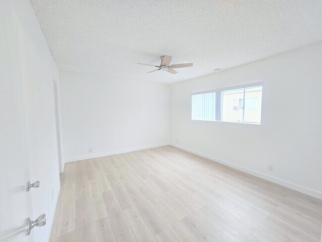 Building Photo - Welcome home! 2bd/2ba unit with parking. Master bedroom with en-suite bathroom!