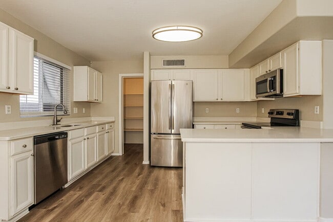 Building Photo - 14837 W Columbine Dr