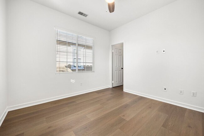 Building Photo - 2556 Pearblossom St