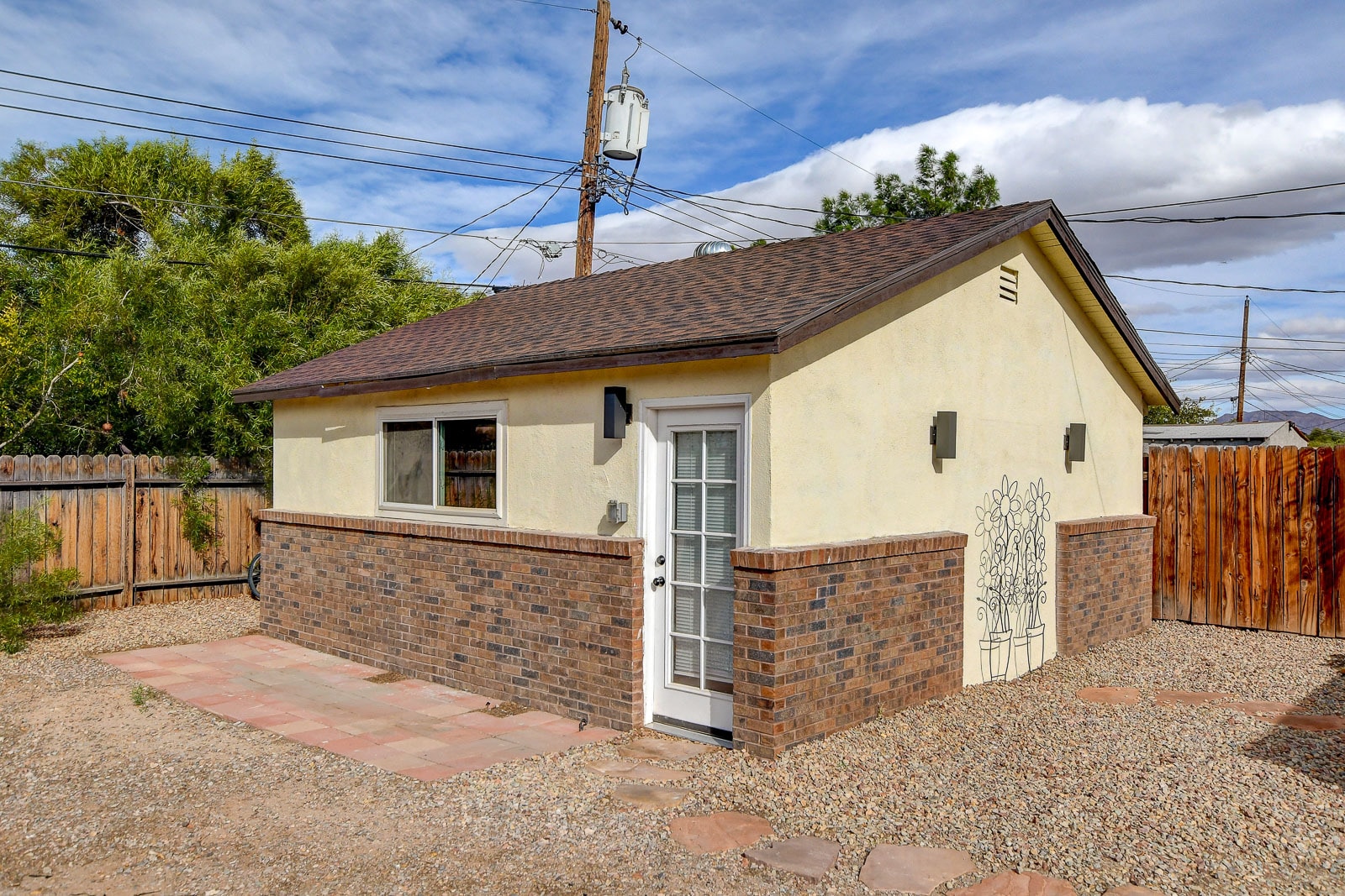 BACKYARD CASITA - 1017 E Oakey Blvd