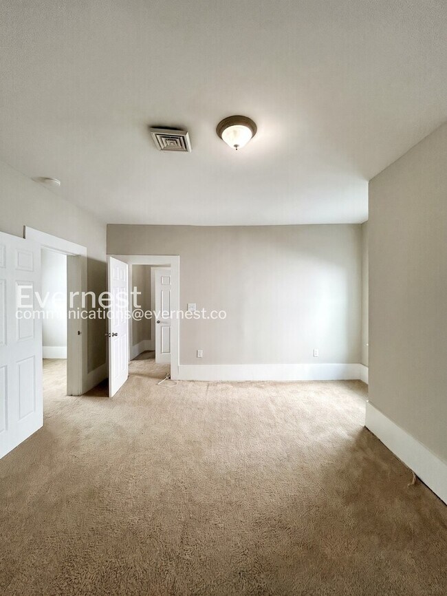 Building Photo - 3 Bed, 2.5 Bath Home with Fenced Yard / Pet-Friendly / Available Now!