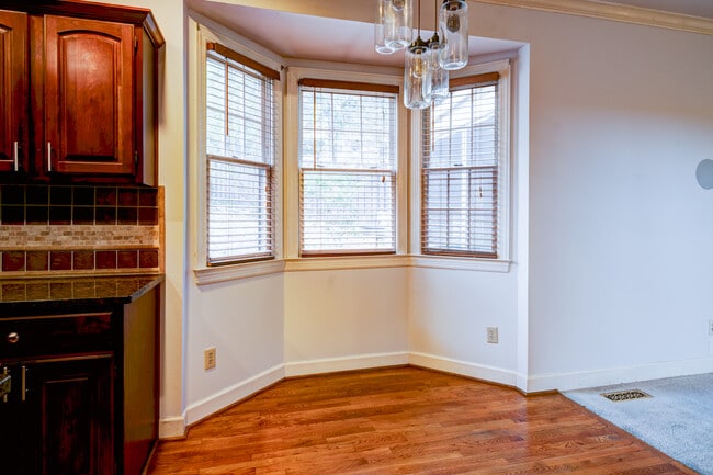 Building Photo - 60 Ravenwood Hills Cir