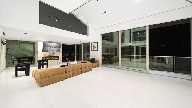 Building Photo - 1623 Viewmont Dr