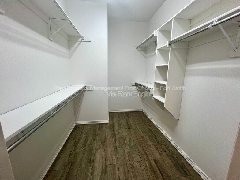 Building Photo - 9905 Landry Dr