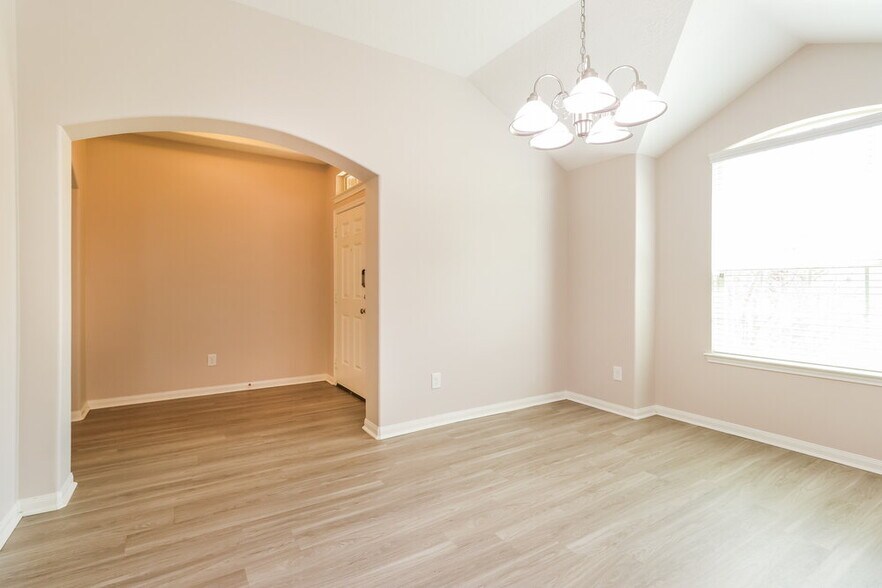 Building Photo - 603 Lake View Dr