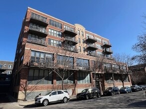 Building Photo - 15 S Throop St