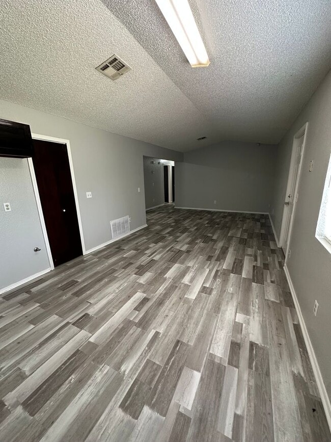 Building Photo - Nice 3bed, 1 1/2 bath. 2 car garage