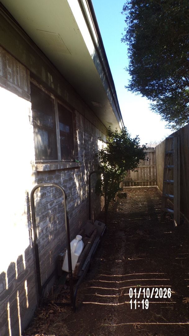 Building Photo - Fantasic Country Club West Home  1/2 OFF FIRST FULL MONTH'S RENT