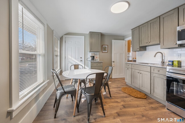 Building Photo - 3 Main St