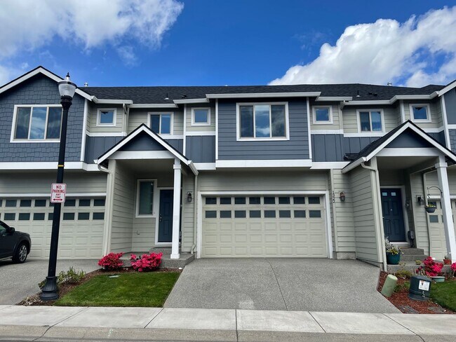 Building Photo - $1275 OFF FIRST MONTHS RENT Gorgeous 3 Bed...