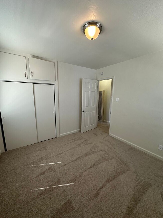 Building Photo - 2 bed/1 bath with garage